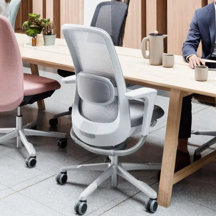 Bekijk ergonomische bureaustoelen zoals de HÅG SoFi Mesh 7500 HÅG SoFi Mesh 7500 ergonomische bureaustoel in grijs aan een bureau