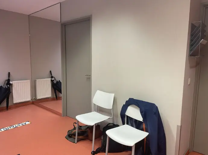 Wachtruimte in de oude situatie vóór de herinrichting
