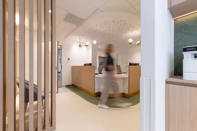 Zicht op het centrale onthaal van de vernieuwde longartsenpraktijk in Sint-Truiden met een efficiënte en toegankelijke inrichting.