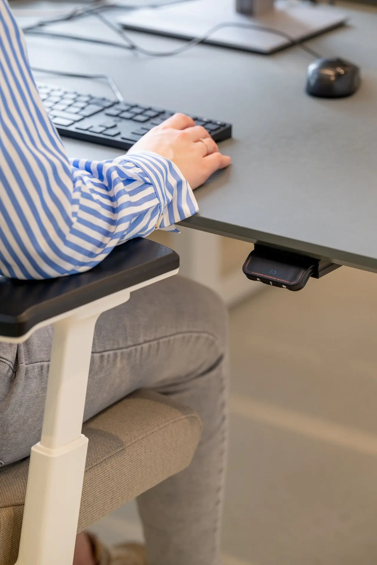 Ergonomische werkplek met elektrisch zit-sta bureau in de vernieuwde longartsenpraktijk van Sint-Truiden.