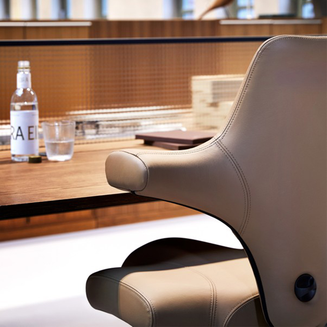 Detailshot rugleuning HÅG Capisco 8106 in cognacbruin leder — zadelvorm en stiksel