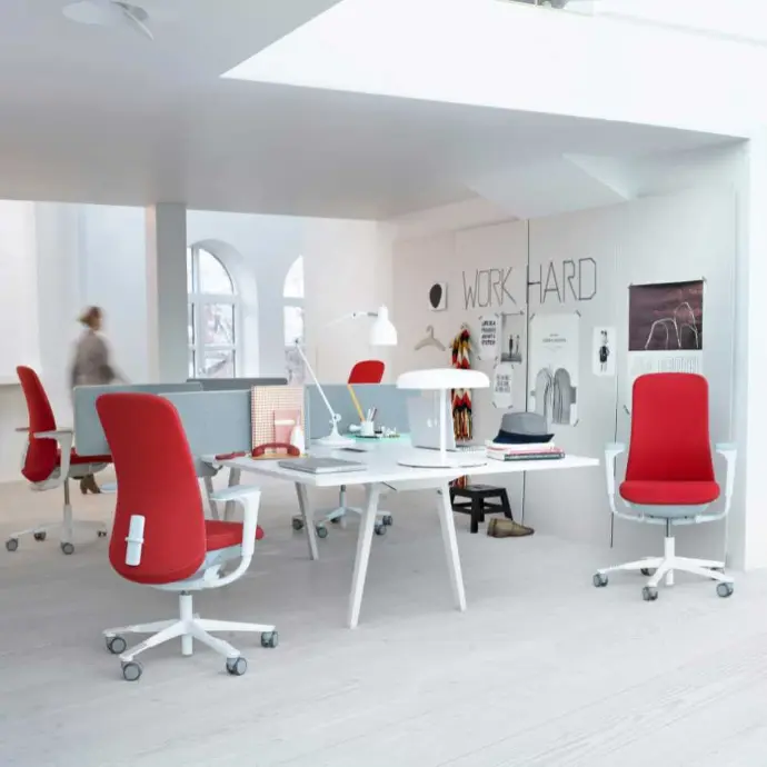 HÅG SoFi 7300 met volledig gestoffeerde rugleuning als ergonomische stoel voor een moderne werkplek Rode HÅG SoFi 7300 bureaustoel in lichte kantoorruimte