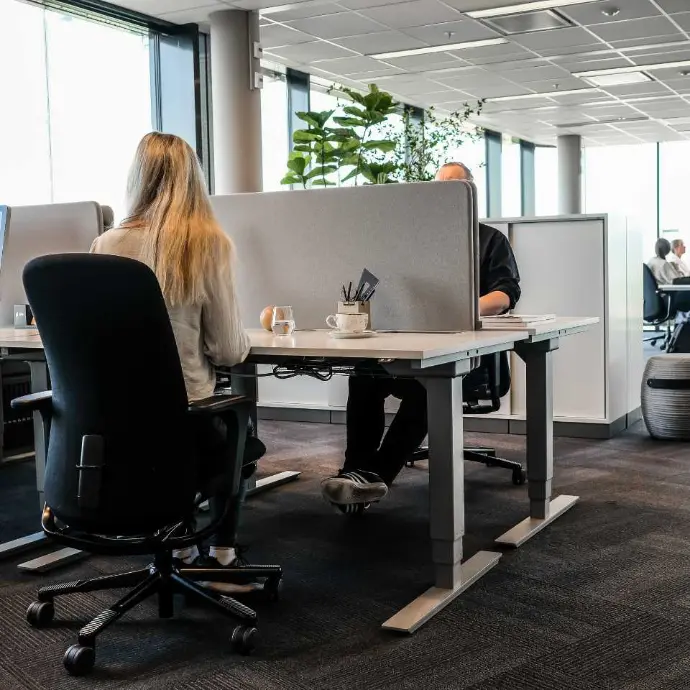 HÅG SoFi 7300 als ergonomische bureaustoel voor kantoor, vergaderruimtes en gedeelde werkplekken HÅG SoFi 7300 bureaustoel in moderne kantooromgeving