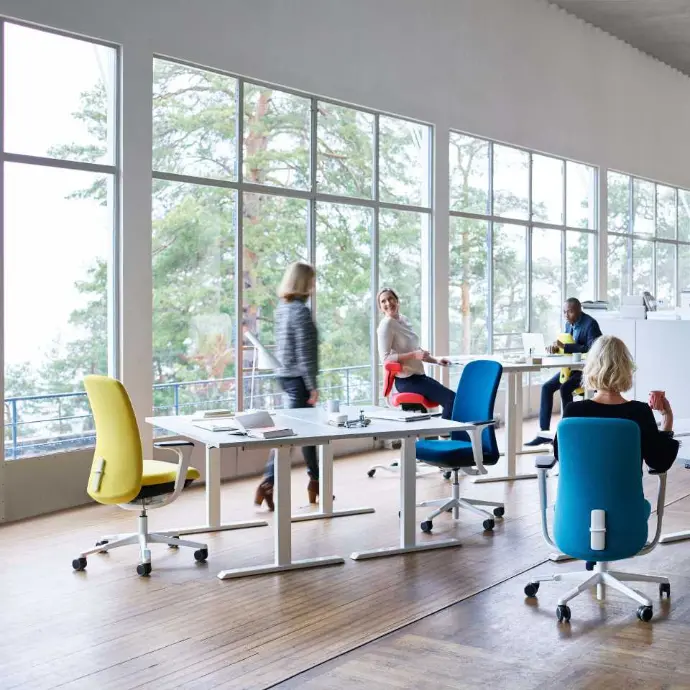 HÅG SoFi 7300 stoelen met gestoffeerde rugleuning in diverse kleuren voor moderne kantoorinrichting HÅG SoFi 7300 bureaustoelen in verschillende kleuren in kantoorruimte