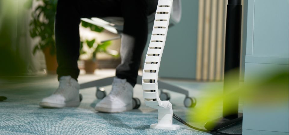 Addit kabelgeleider voor zit-sta bureaus – 130 cm wit, voor een georganiseerde werkplek Witte Addit kabelgeleider van 130 cm voor zit-sta bureaus, houdt kabels netjes en voorkomt knikken.