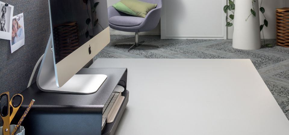 Bento verstelbare monitorverhoger en ergonomische toolbox – verhoog je scherm en hou je bureau georganiseerd.. Apple computer op een zwarte Bento verstelbare monitorverhoger, met ergonomische toolbox voor een opgeruimde en ergonomische werkplek.