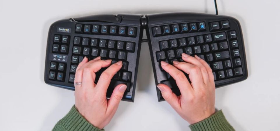 Goldtouch Adjustable V2 – Verstelbaar gesplitst toetsenbord voor ergonomisch en comfortabel typen. Ergonomisch Goldtouch Adjustable V2 toetsenbord in gebruik, met een gesplitst en verstelbaar ontwerp voor een natuurlijke pols- en handpositie.