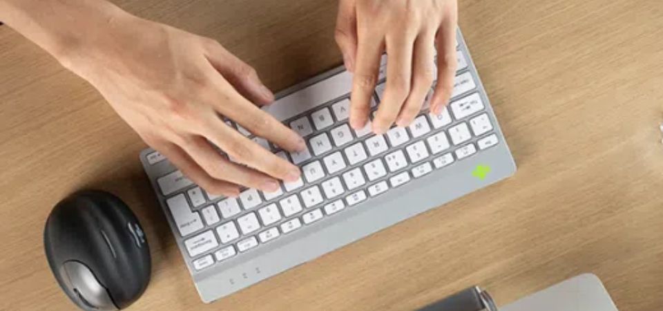 R-Go Compact Break toetsenbord | Ergonomisch, compact en voorzien van pauze-indicator voor gezond werken. R-Go Compact Break toetsenbord – ergonomisch en compact toetsenbord met pauze-indicator om RSI-klachten te voorkomen.